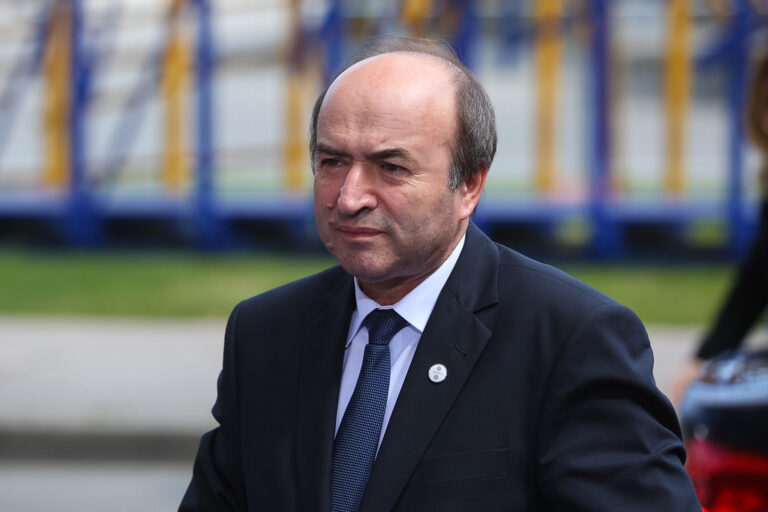 Tudorel Toader folosește imaginea Universității „Alexandru Ioan Cuza” pentru campania electorală a PSD