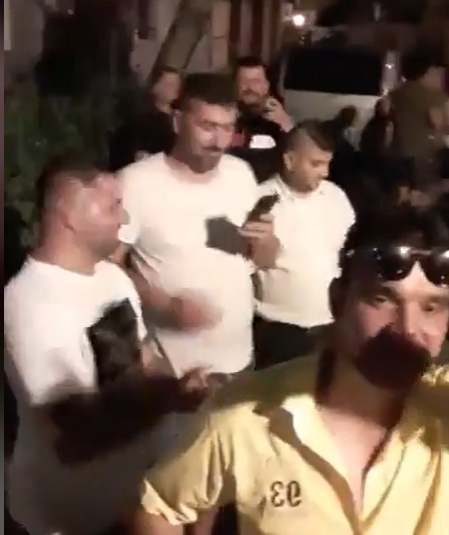 VIDEO Într-un cartier din Hunedoara, manelele au răsunat până în miezul nopții la o petrecere ilegală organizată chiar pe străzi