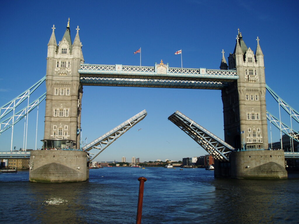 Londra: Tower Bridge a fost blocat timp de o oră