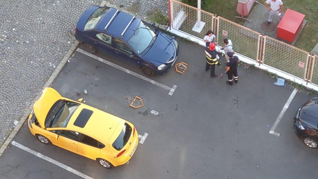 Brașov: Fetiță salvată de pompieri după ce a fost încuiată în mașină de sora ei Brașov: Fetiță salvată de pompieri după ce a fost încuiată în mașină de sora ei