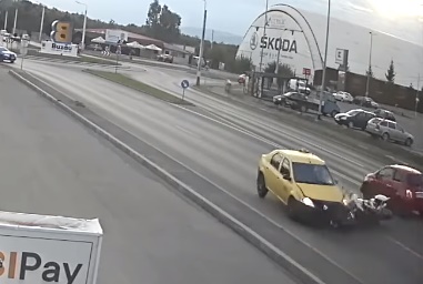 Motocicleta unui polițist a luat foc după ce o femeie, pe care acesta o urmărea, l-a acroșat într-un taxi