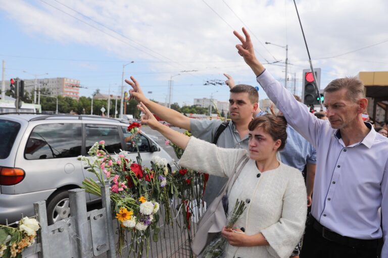 FOTO: mii de oameni prezenți la comemorarea unui tânăr ucis în protestele din Belarus