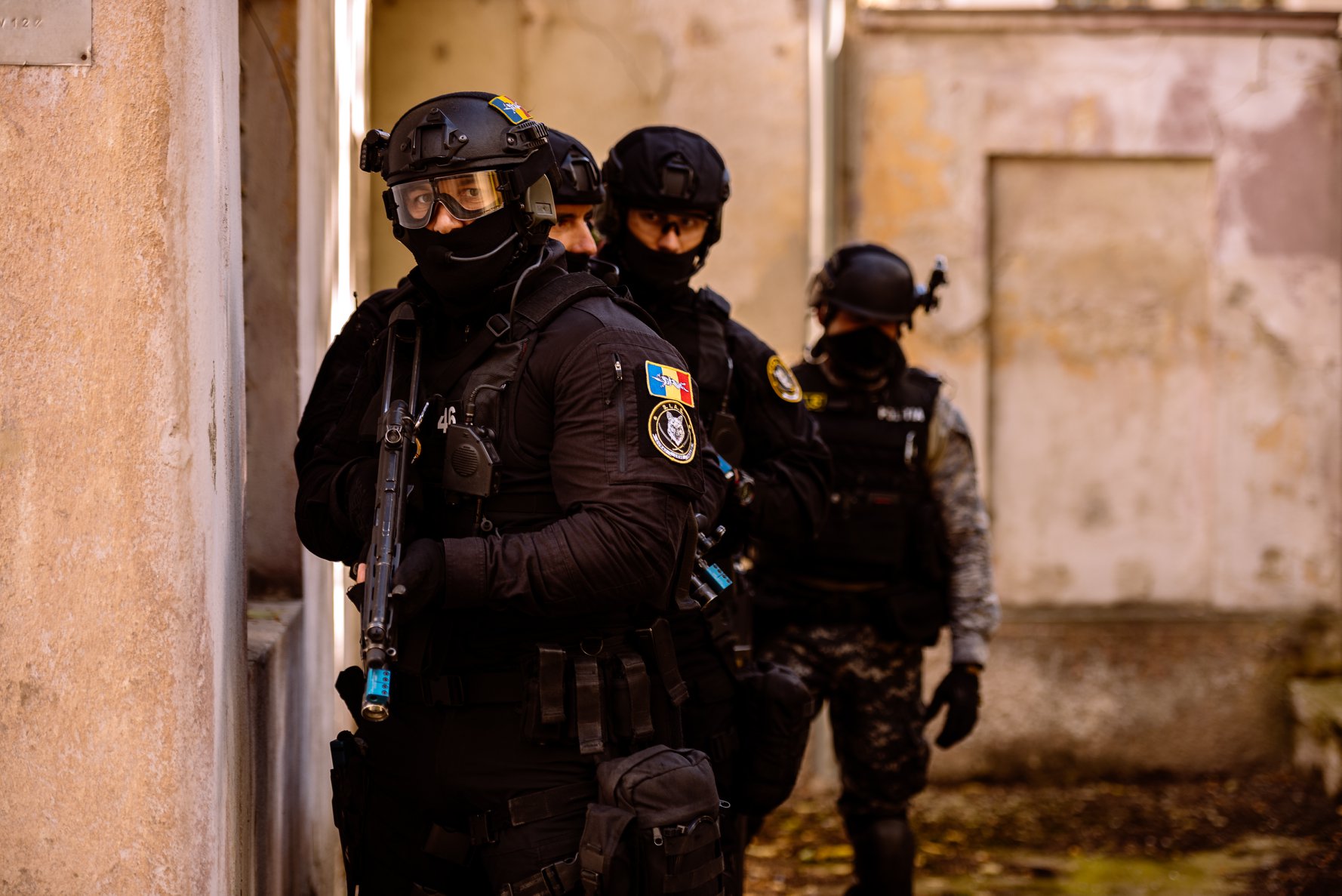 Au greșit ușa: mascații voiau să descindă la frații lui Emi Pian, dar au nimerit la un coleg de serviciu Au greșit ușa: mascații voiau să descindă la frații lui Emi Pian, dar au nimerit la un coleg de serviciu