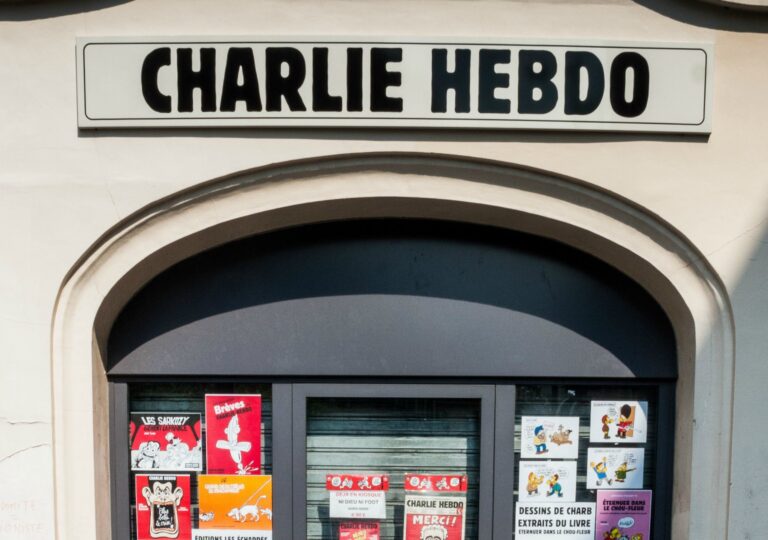 Franța pune sub acuzare patru persoane pentru atacul de la Charlie Hebdo