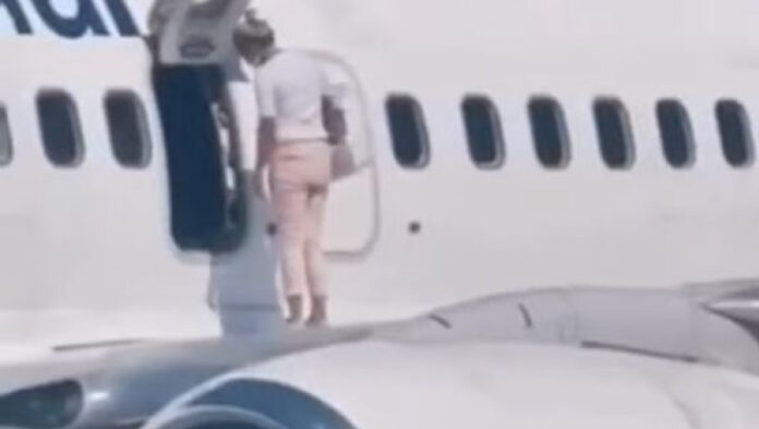 Femeie ieșită pe aripa unui avion femeie, ieșită, aripă, avion