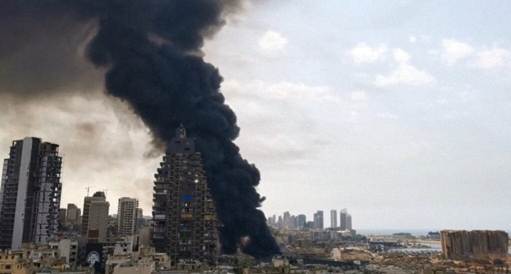 Incendiu în portul din Beirut la o lună după explozia devastatoare Incendiu în portul din Beirut la o lună după explozia devastatoare