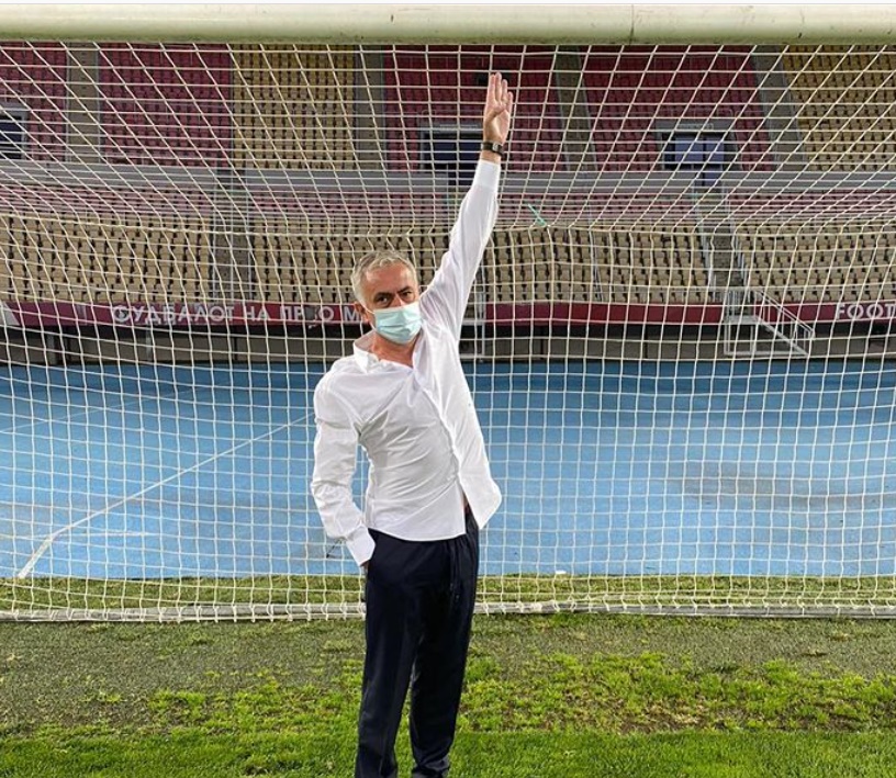 Gest savuros al antrenorului Jose Mourinho: „Poarta este prea mică!” Gest savuros al antrenorului Jose Mourinho: „Poarta este prea mică!”