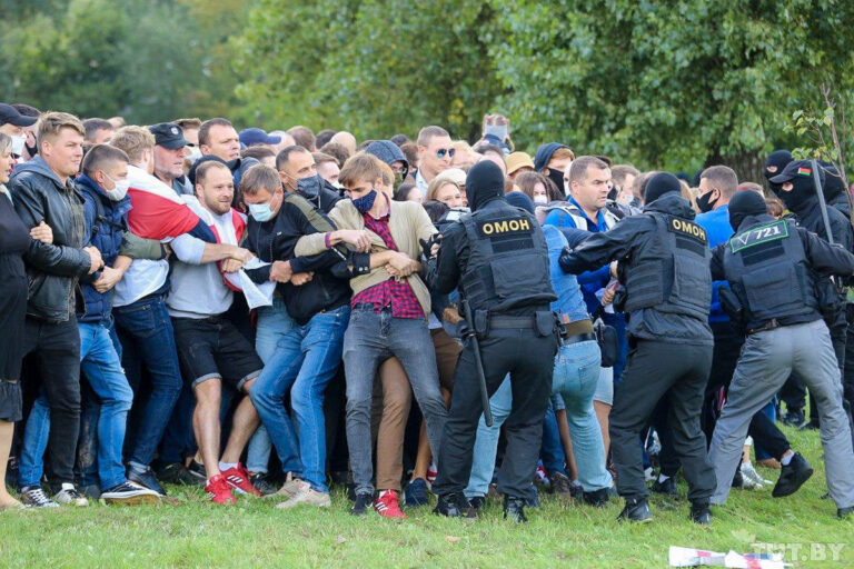 Belarus: Zeci de mii de oameni continuă protestele, în ciuda arestărilor în masă