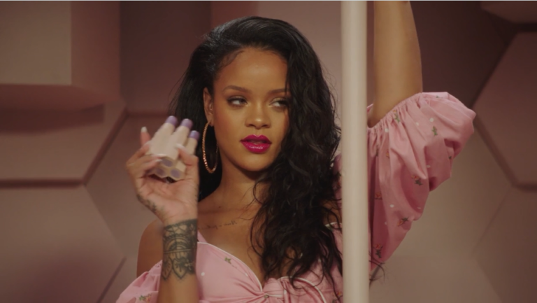 Rihanna și-a speriat fanii: A făcut accident cu un scuter electric