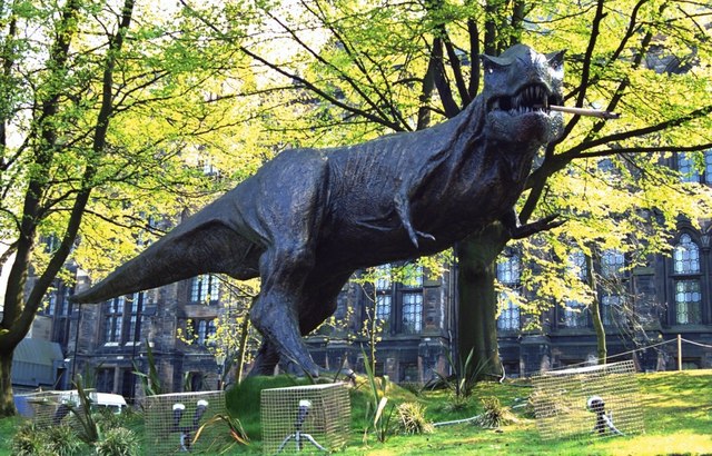 Vrei să cumperi un dinozaur? Unul dintre cele mai mari schelete de Tiranozaur, pus la vânzare