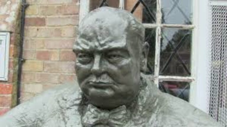 Adolescent acuzat de defăimarea statuii lui Churchill la Londra