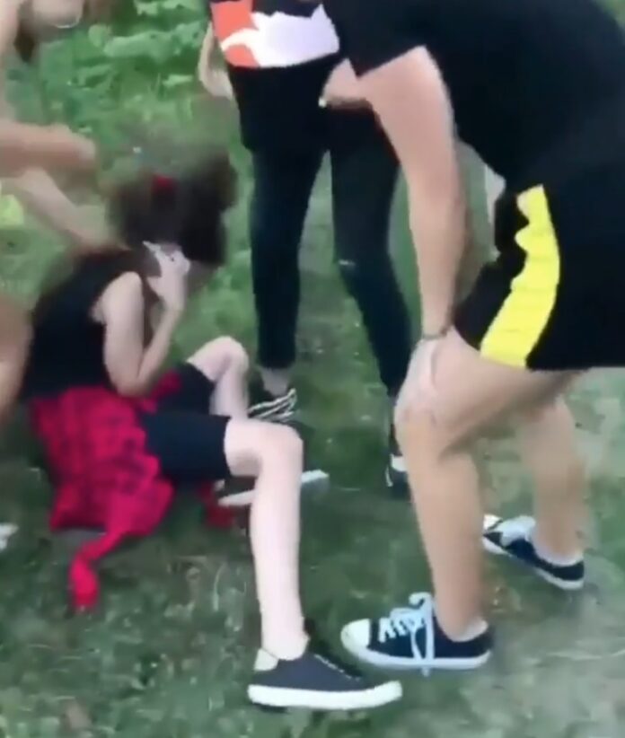 fata, 13, ani, bătută, minore