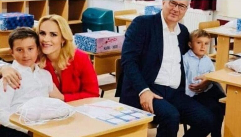 Gabriela Firea și Florentin Pandele fotografiați în clasă alături de copiii lor în prima zi de școală