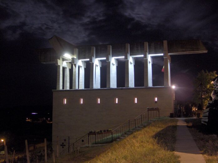 Mausoleul de la Aiud noaptea Mausoleul de la Aiud noaptea