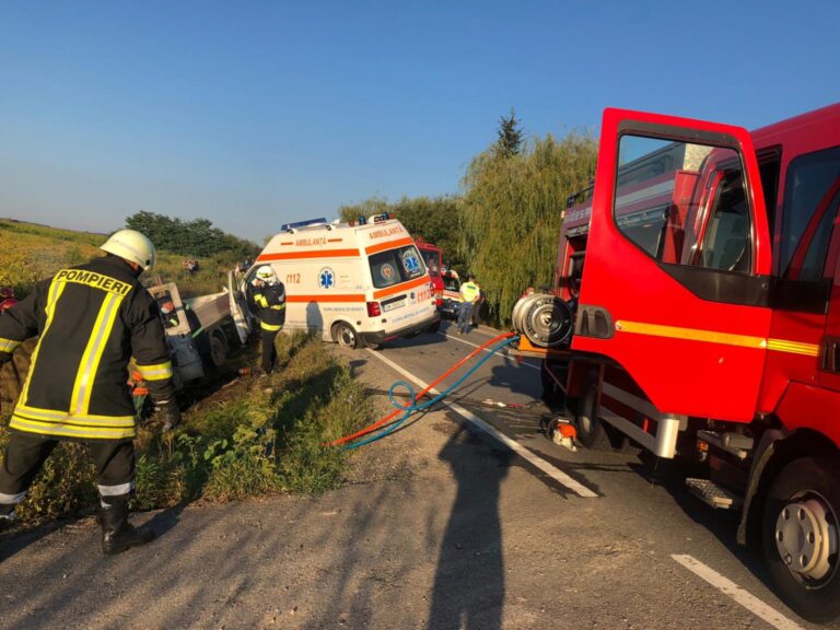 Accident cu două persoane decedate și o ambulanță implicată în Satu Mare