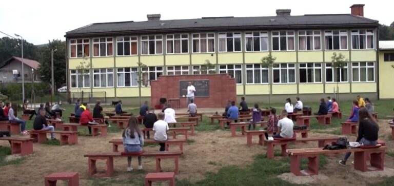 Profesorii unui sat din Bosnia și Herțegovina au construit o școală în aer liber pentru a proteja elevii