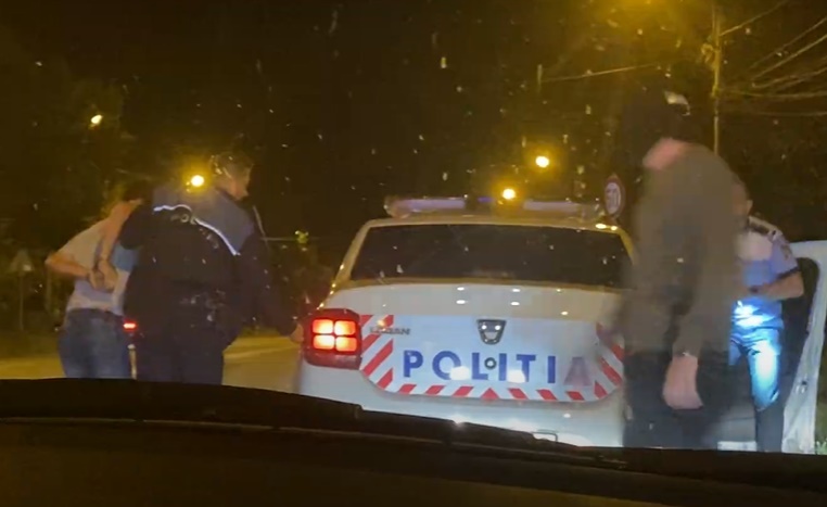 VIDEO Urmărire ca-n filme în Lugoj: Un șofer teribilist nu a oprit la semnalul agenților și a fost urmărit zeci de kilometri