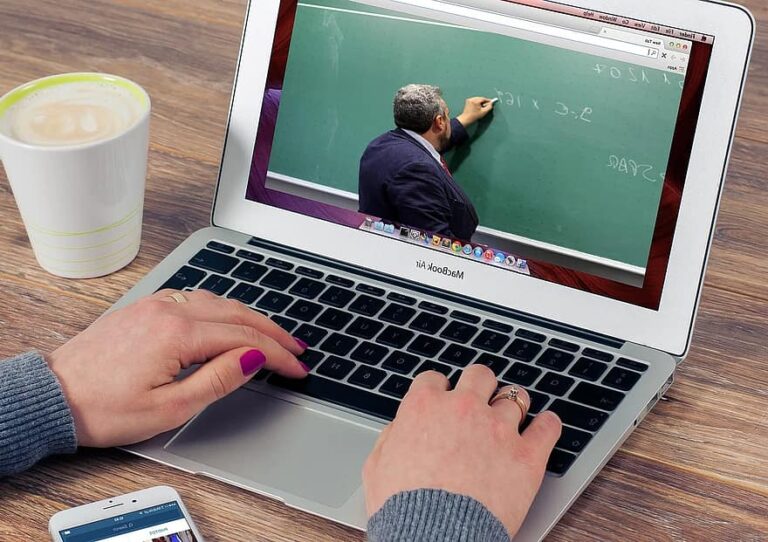 Profesorii se feresc de lecțiile online