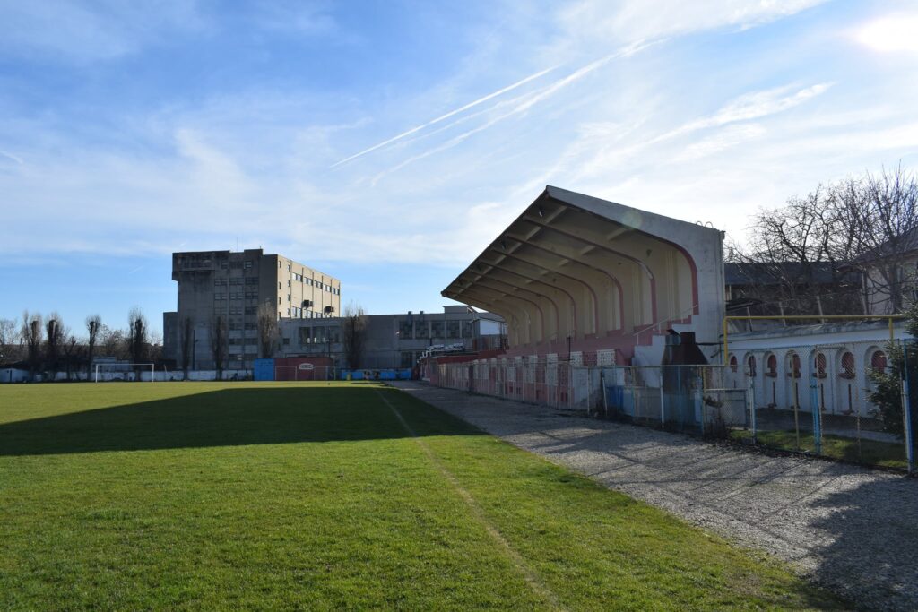 Tribuna acoperită a stadionului