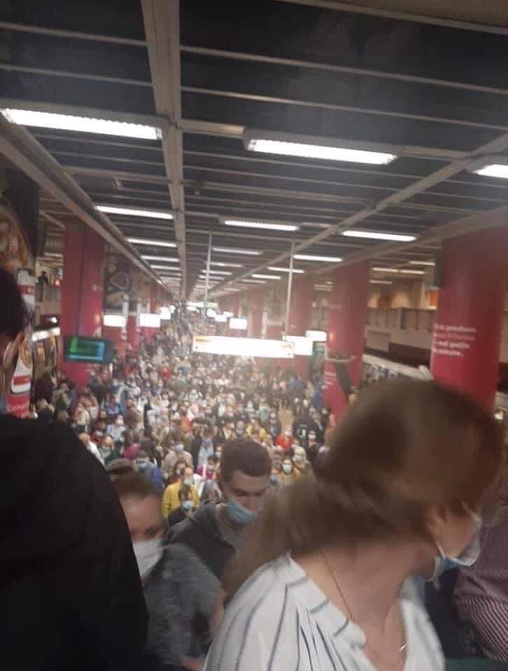 Imaginea zilei: Aglomerație uriașă la metrou / „HoReCa e de vină”