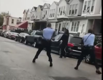 VIDEO SUA: Momentul în care poliția împușcă un bărbat de culoare agresiv / Noi proteste violente în Philadelphia