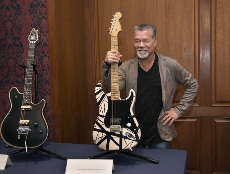 Legendarul chitarist Eddie Van Halen a murit / Acesta avea cancer oral