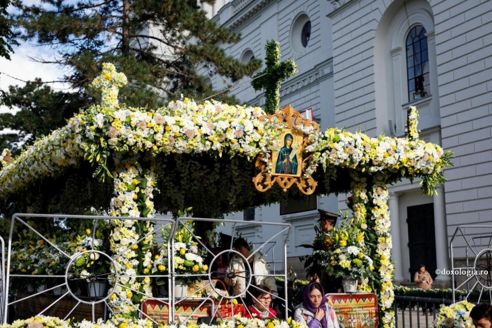 Mitropolia, după decizia autorităților: Organizatorii cer iertare lui Dumnezeu și pelerinilor / Racla nu va mai fi scoasă din Catedrală pe 8 oct Mitropolia, după decizia autorităților: Organizatorii cer iertare lui Dumnezeu și pelerinilor / Racla nu va mai fi scoasă din Catedrală pe 8 oct