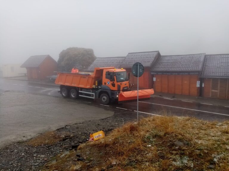 VIDEO Ninge pe Transalpină și Transfăgărășan / Segmentele de drum care se închid