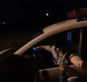 VIDEO Un polițist bistrițean a pus manele din autospecială de fericire că a aplanat un conflict