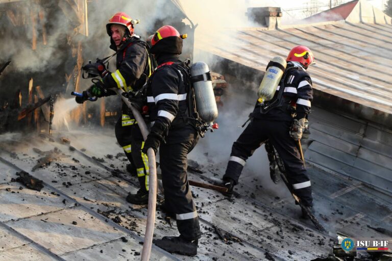 Explozie într-un bloc din București / O persoană a murit, zeci de locatari evacuați