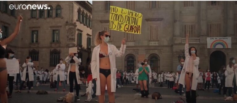 VIDEO Protest inedit în Barcelona: Cadre medicale tinere, protest în lenjerie intimă