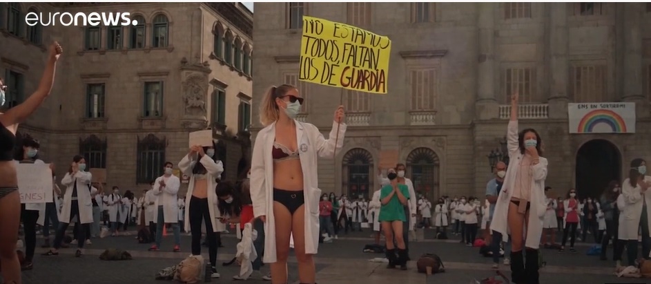 VIDEO Protest inedit în Barcelona: Cadre medicale tinere, protest în lenjerie intimă