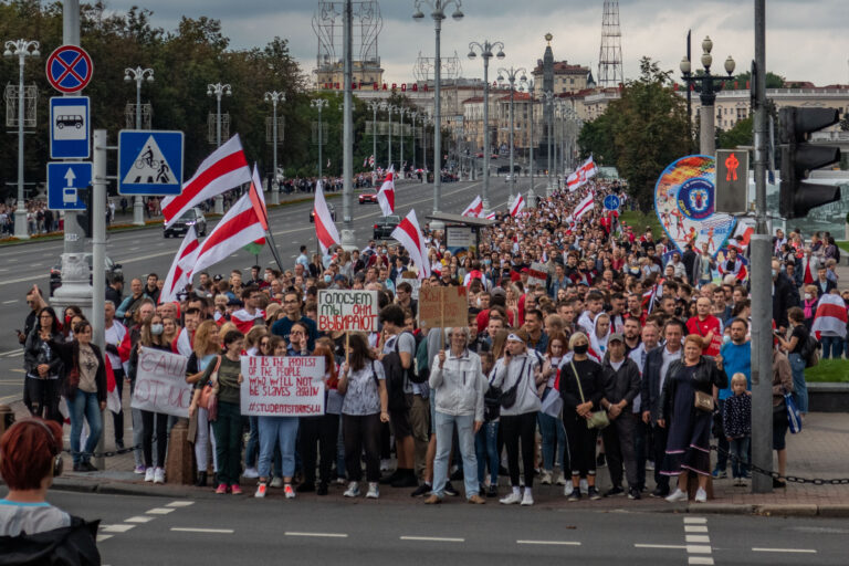 Belarus: Zeci de persoane arestate în timp ce poliția atacă protestatarii cu tunuri de apă