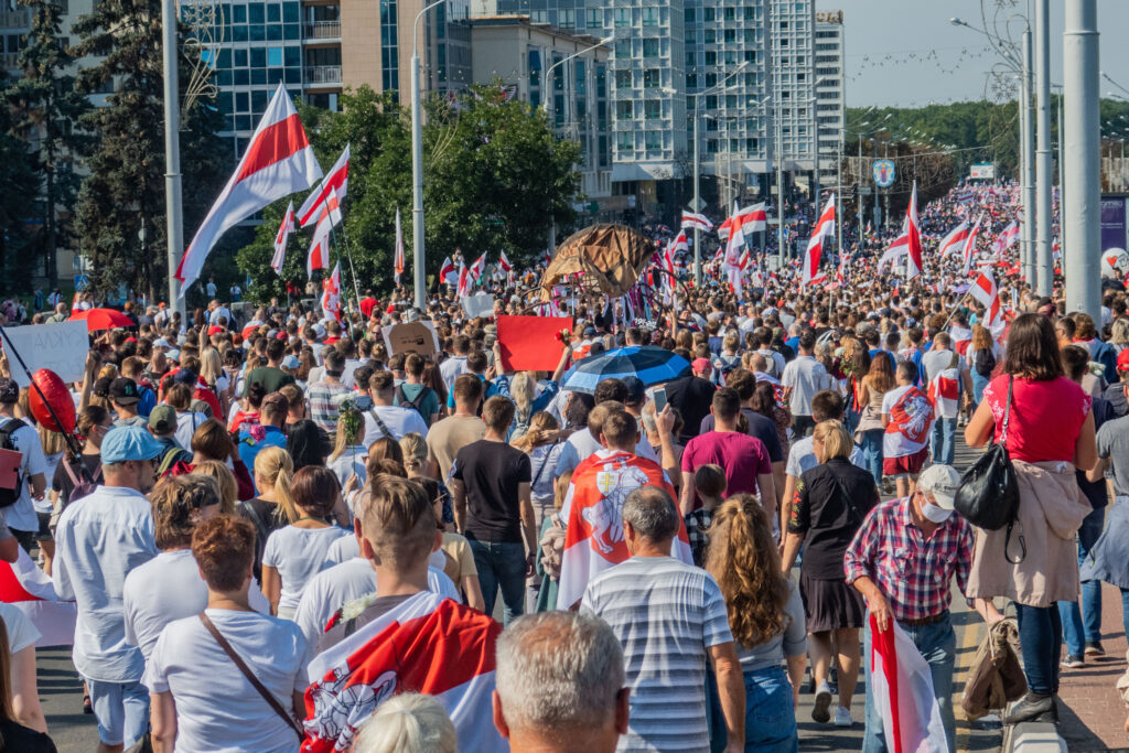 Zeci de mii de oameni protestează împotriva lui Lukașenko în Belarus Zeci de mii de oameni protestează împotriva lui Lukașenko în Belarus