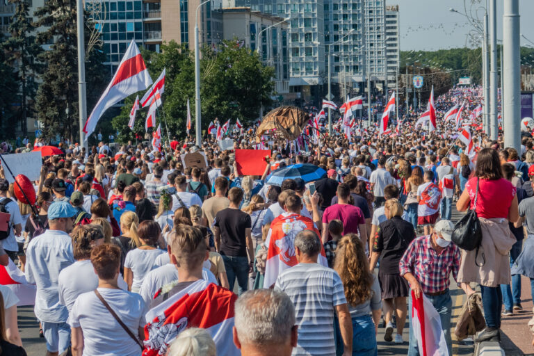 Zeci de mii de oameni protestează împotriva lui Lukașenko în Belarus