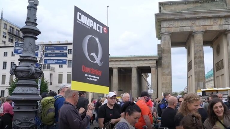 Facebook interzice QAnon, conspirație pro-Trump, pe toate platformele sale / Ce este QAnon?