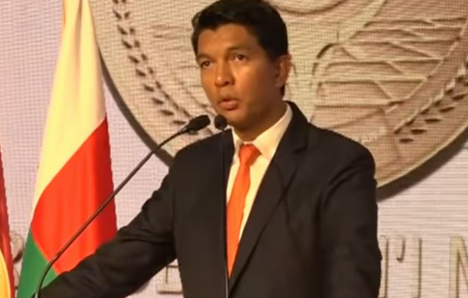 Madagascar: După ceaiul de plante „minune”, președintele Rajoelina lansează capsule împotriva Covid-19