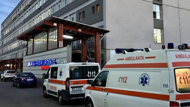 Femeie de 83 de ani, suspectă de coronavirus, ținută ore întregi în frig la Spitalul Județean din Târgoviște