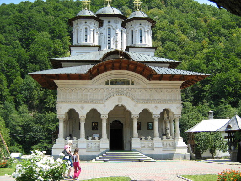 Mănăstirea Lainici din Gorj, în carantină. Starețul și mai mulţi călugări sunt infectați cu Covid