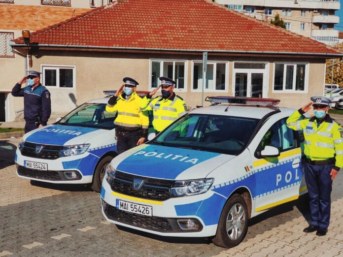 Agenți de poliție omagiindu-și colegul poliția, omagiu, coleg, răpus, covid