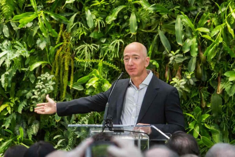 Jeff Bezos a anunțat granturi de 791 de milioane de dolari pentru 16 grupuri care luptă cu schimbările climatice