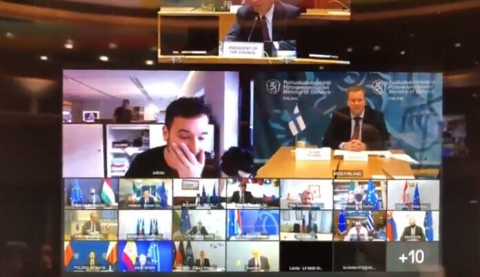 Jurnalistul hacker care a intrat în conferință cu toți miniștrii europeni ai apărării jurnalist, hacker, conferință, miniștrii, europeni, apărare