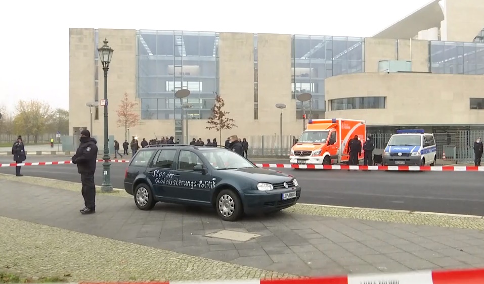 Mașină cu sloganul ”Opriți politica globalistă” pe ea, a intrat în poarta clădirii cabinetului Angelei Merkel Mașină cu sloganul ”Opriți politica globalistă” pe ea, a intrat în poarta clădirii cabinetului Angelei Merkel