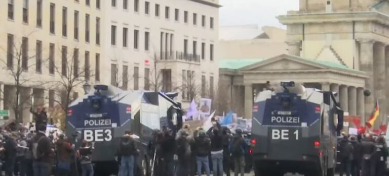 VIDEO Proteste violente la Berlin împotriva măsurilor restrictive: Tunuri de apă și 200 de protestatari reţinuţi