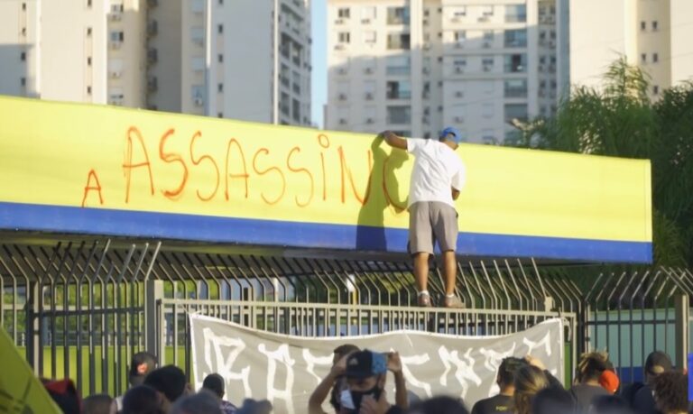 VIDEO Zeci de oameni au atacat un supermarket Carrefour din Brazilia după ce un bărbat a fost omorât în bătaie de un bodyguard