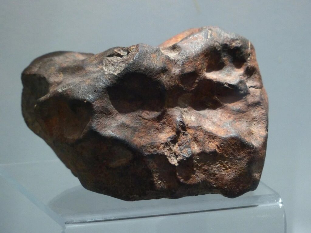Un meteorit a căzut pe casa unui indonezian / Cât costa să-l cumperi și cine a plătit un astfel de preț Un meteorit a căzut pe casa unui indonezian / Cât costa să-l cumperi și cine a plătit un astfel de preț