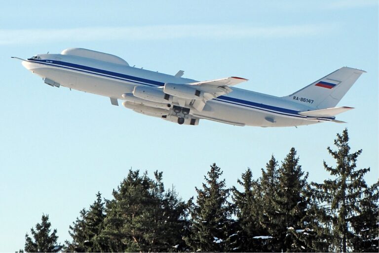 Unul din ”avioanele nucleare” ale Rusiei, prădat de hoți