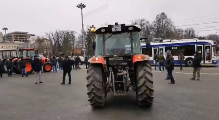 VIDEO Proteste cu tractoare și alte utilaje agricole pe scările Parlamentului din Chișinău / Care este motivul?