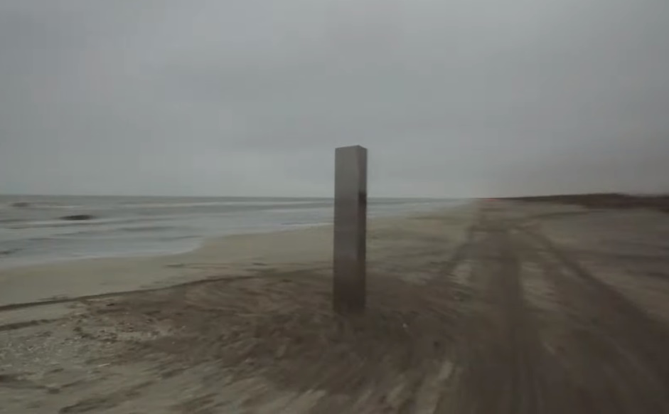 VIDEO Al doilea monolit apărut în România, pe plaja Vadu VIDEO Al doilea monolit apărut în România, pe plaja Vadu