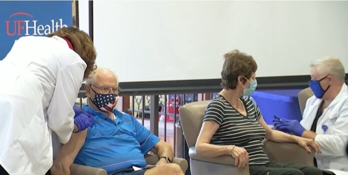 Oameni în vârstă vaccinându-se în Florida oameni, în, vârstă, vaccinare, florida